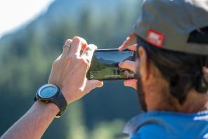 Person, die mit Handy fotografiert